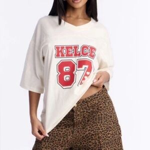 Women's NWOT NFLPA Travis Kelce 87 Hearts
Oversized Cotton T-Shirt V Neck Large